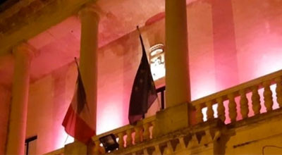 Municipio illluminato di rosa